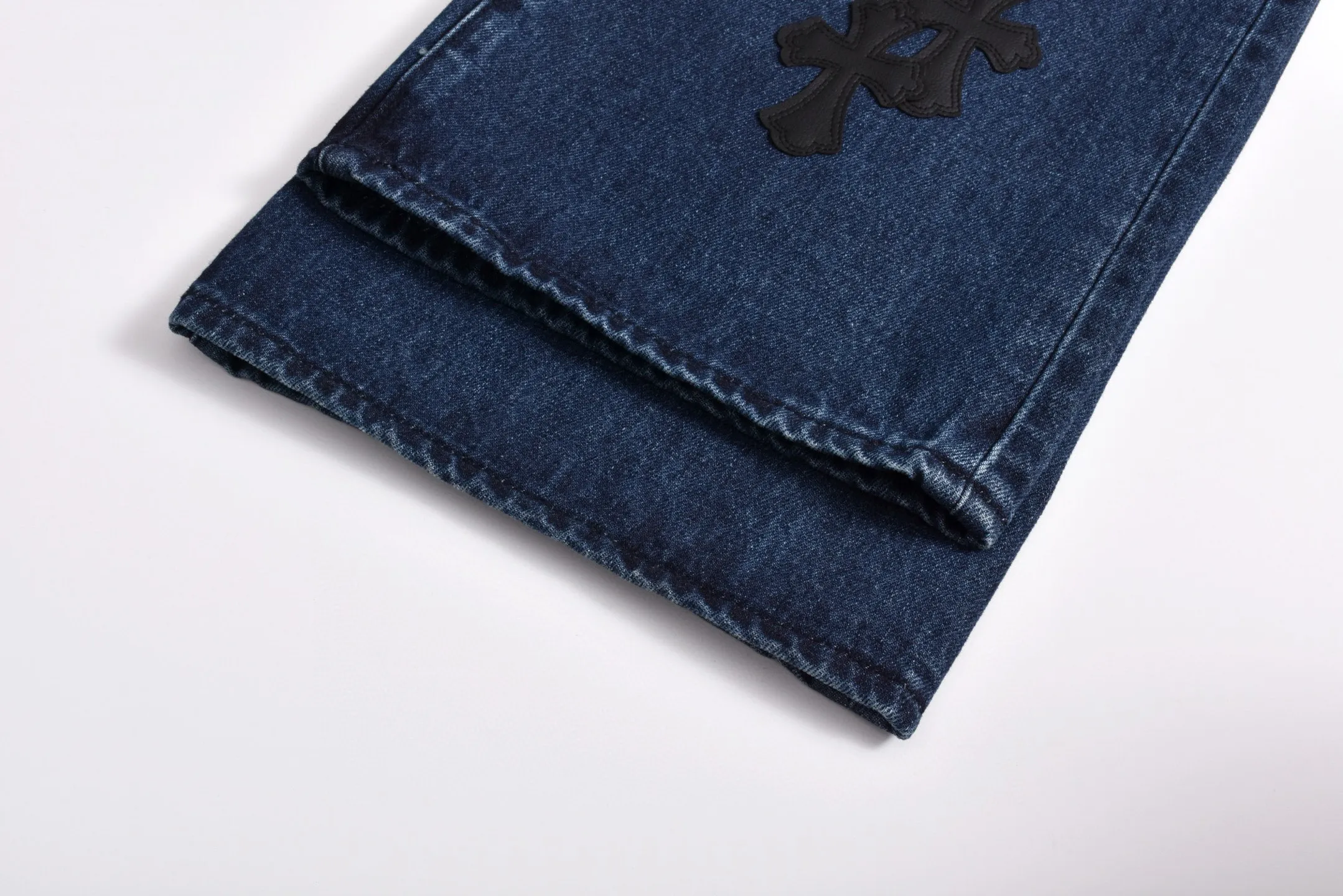 🅿️840 [Exclusive supply] CH Crow Heart limited flame patch leather jeans sCH This pair of jeans is a store VIP limited edition (can only be purchased by store VIPs) and is not an official website model, so it is even rarer. When we got it back, we found that these pants were different from the usual 501 version. These pants were made from CH's own soleplate, not the 501 soleplate. So I can only customize the fabrics myself and rely on various relationships to get the raw material fabrics. The washing process also took dozens of attempts to finally achieve the effect we wanted. This pair of pants uses a total of 35 pieces of leather, all of which are second-layer cowhide. Therefore, whether the material is leather label or wash label, fabric or hardware, the mold needs to be re-opened and the cross must be sewn manually (for restoration, it can only be done manually) Size: 32-34-36-38
